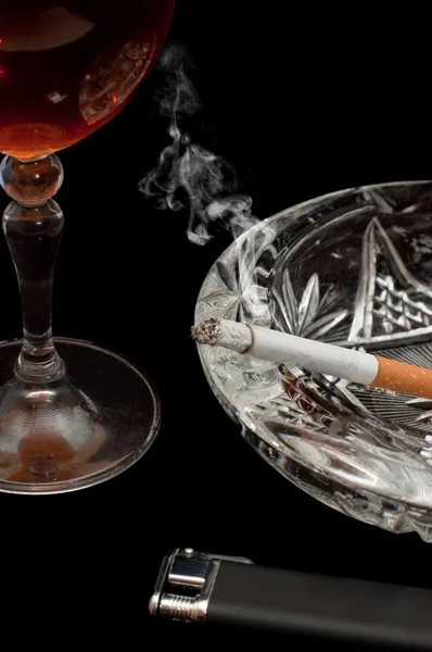 Copo de conhaque e cigarro — Fotografia de Stock