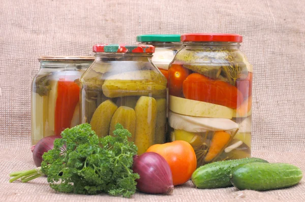 Warzywa świeże i konserwowe — Zdjęcie stockowe
