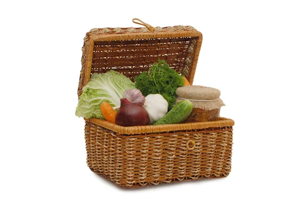 Färska, konserverade grönsaker i en wattled låda — Stock fotografie