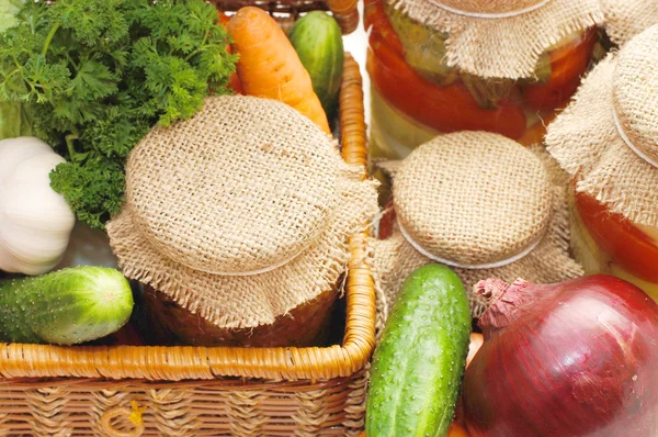 Färska, konserverade grönsaker i en wattled låda — Stock fotografie