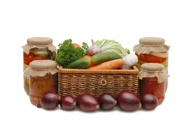 Legumes frescos e enlatados em uma caixa de wattled — Fotografia de Stock
