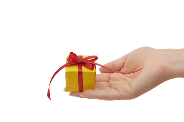 Caixa com um presente em uma mão — Fotografia de Stock