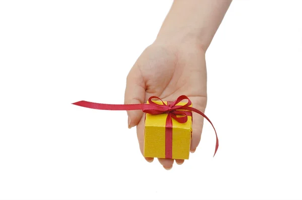 Box med en gåva i en hand — Stockfoto