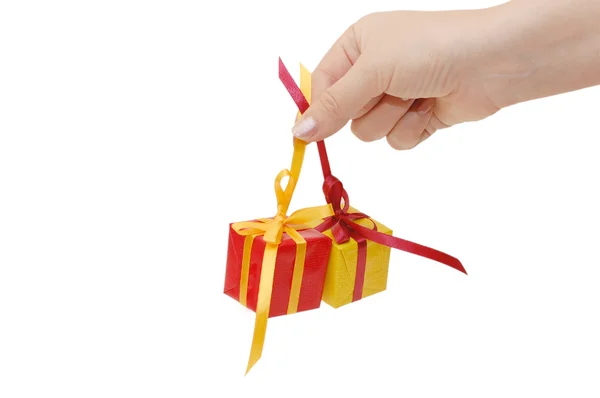 Schachtel mit einem Geschenk in der Hand — Stockfoto