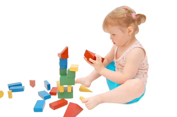 Маленькая девочка с кубиками — стоковое фото