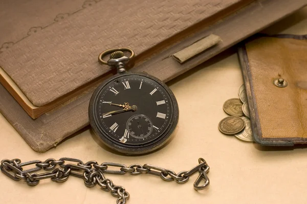 O livro velho, relógio velho e dinheiro — Fotografia de Stock