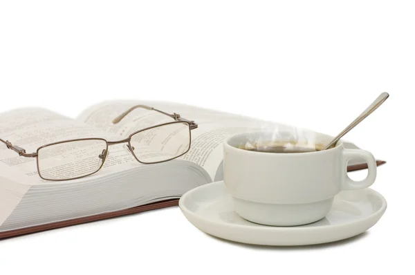 Buch und Tasse aus Kaffee isoliert — Stockfoto