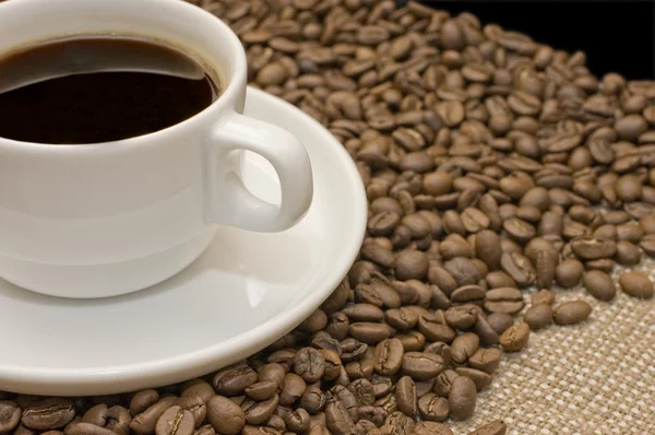 컵 커피 곡물에 커피에서 — 스톡 사진
