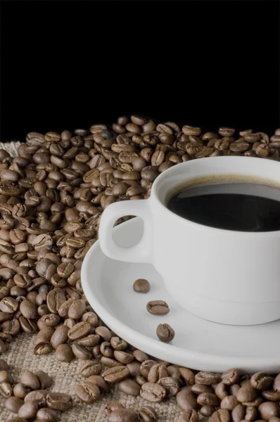 Kopp från kaffe på kaffe spannmål — Stockfoto