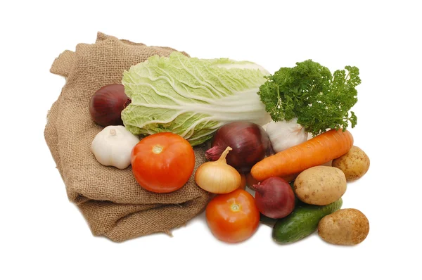 Färska grönsaker och säckväv — Stockfoto