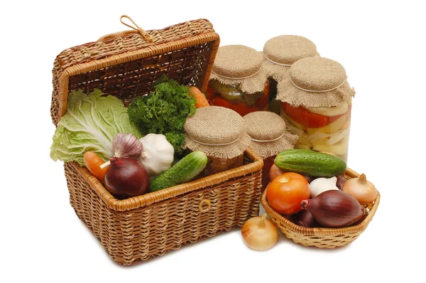 Friss, konzerv zöldségek kékszemű dobozban — Stock Fotó
