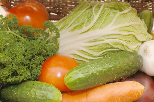 Sortiment čerstvé zeleniny na box — Stock fotografie