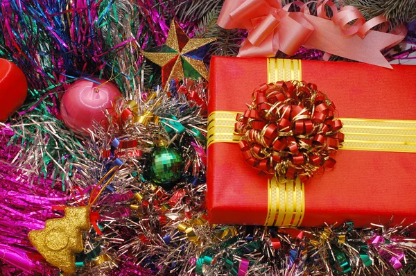 Рождественские украшения и подарки — стоковое фото