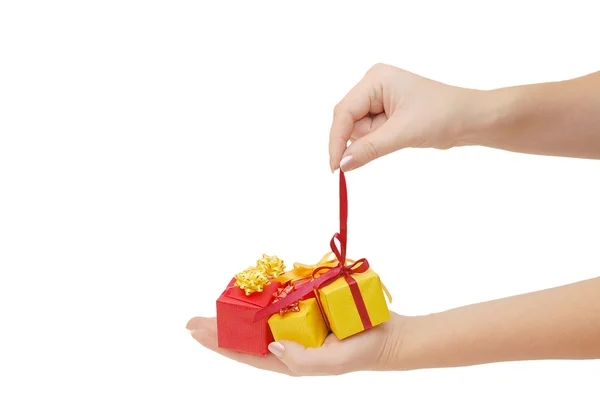 Pudełko z prezent w rękę — Zdjęcie stockowe