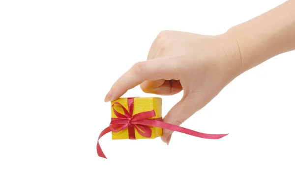 Box med en gåva i en hand — Stockfoto