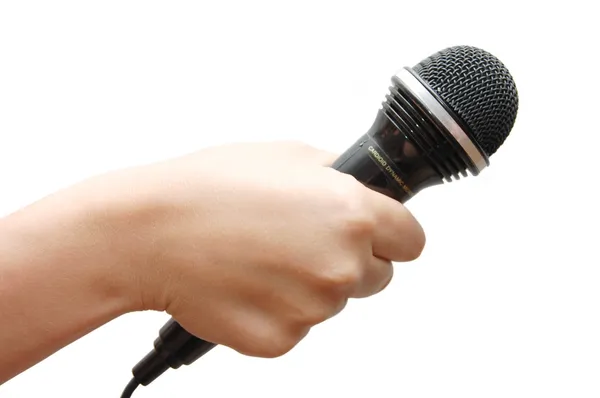 Kvinnan handen håller en mikrofon — Stockfoto