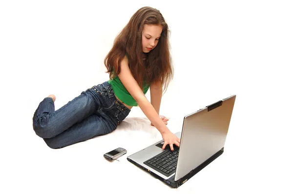 Menina bonita por trás do laptop — Fotografia de Stock