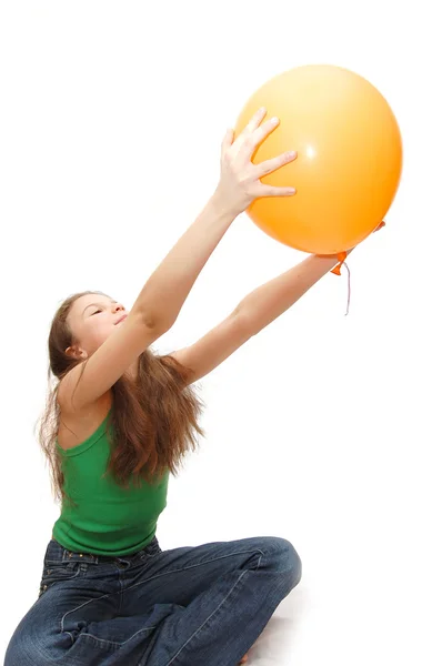 Tonåring leker med en ballong — Stockfoto