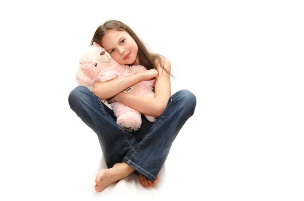 A menina bonita com um urso rosa — Fotografia de Stock