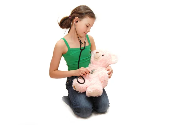 Menina o adolescente trata um urso — Fotografia de Stock