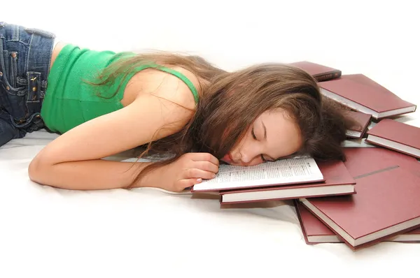 Menina dormindo com livro aberto — Fotografia de Stock