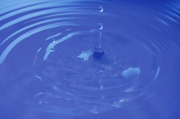 Чиста вода і бульбашки води в синьому — стокове фото