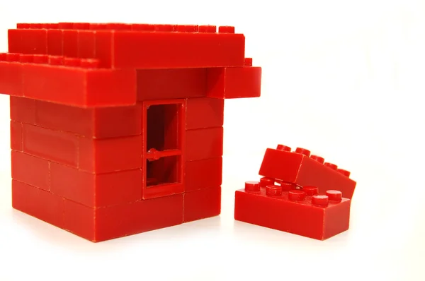 Pequena casa de blocos de brinquedo vermelho — Fotografia de Stock