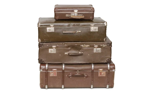 Куча старых чемоданов, изолированных на белом — стоковое фото
