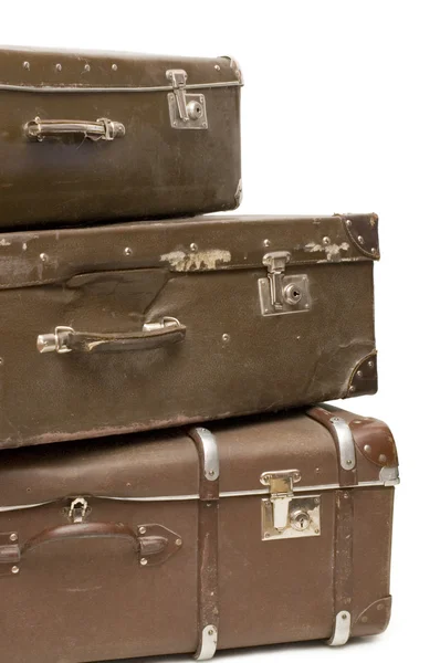 Куча старых чемоданов, изолированных на белом — стоковое фото