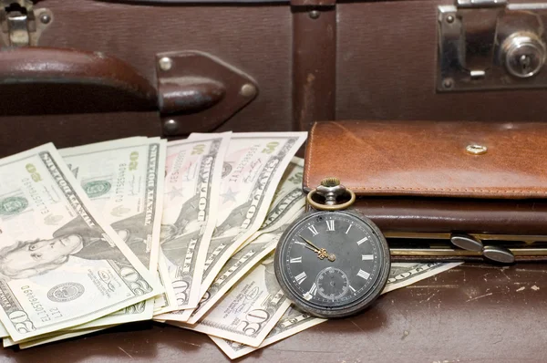 Pieniądze kładzie na stare walizki — Zdjęcie stockowe