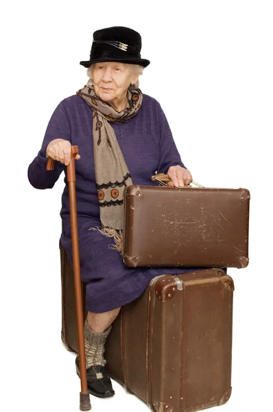 Yaşlı kadın bavula oturur — Stok fotoğraf