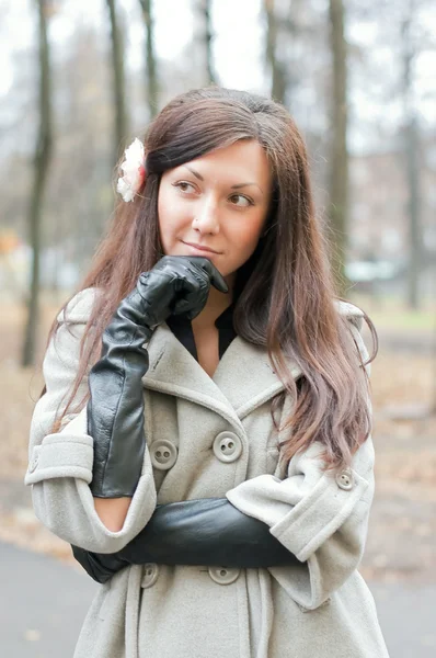 Outdoor portrait of a young woman — Stock Photo, Image