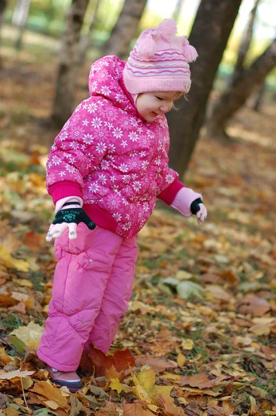 Маленькая девочка гуляет в осеннем парке — стоковое фото