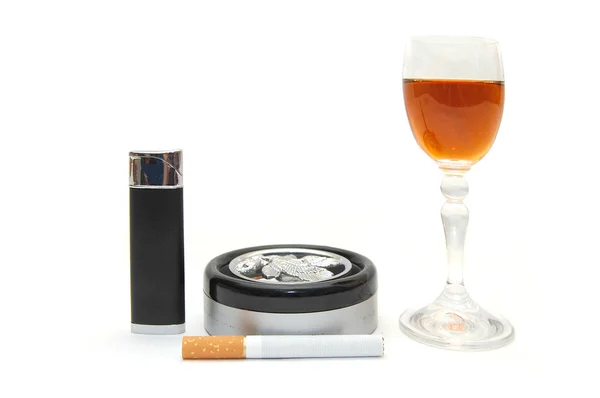 Itens perigosos - cigarro, conhaque — Fotografia de Stock