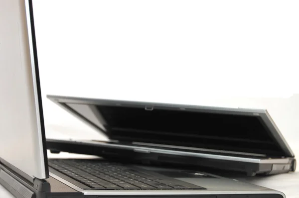 Dwa laptopy połączone — Zdjęcie stockowe