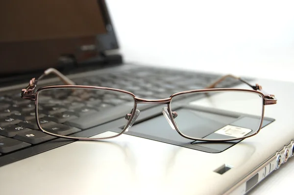 Chiuda occhiali sul computer portatile — Foto Stock