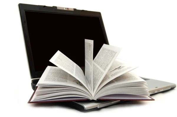 Otevřená kniha na laptop — Stock fotografie