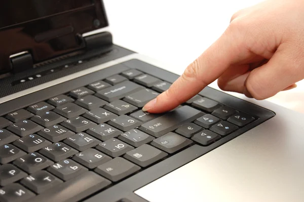 Dedo escribiendo en un ordenador portátil — Foto de Stock