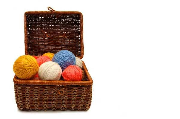 Scatola di Wattled con palle a colori di una lana — Foto Stock