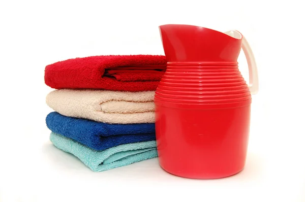 Las toallas combinadas con una jarra — Foto de Stock
