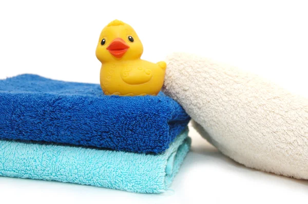 Комбинированные цветные полотенца с игрушкой — стоковое фото