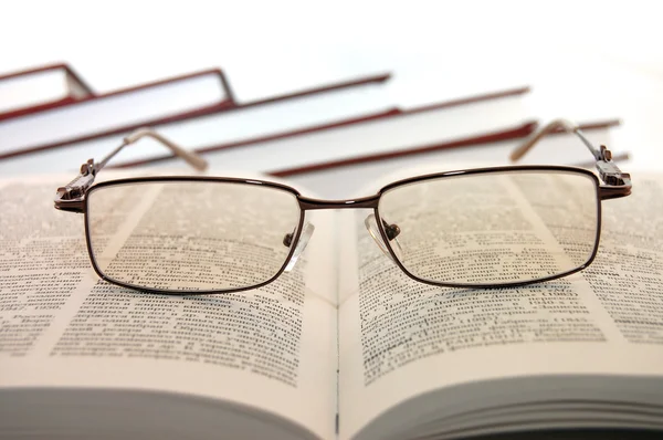 Γυαλιά στα βιβλία — Φωτογραφία Αρχείου