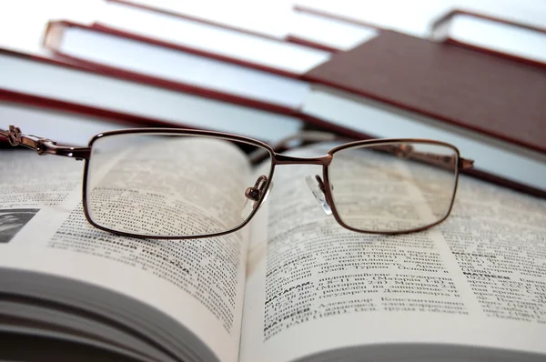 Brille auf Bücher — Stockfoto