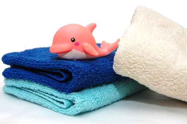 Les serviettes de couleur combinées avec un jouet — Photo