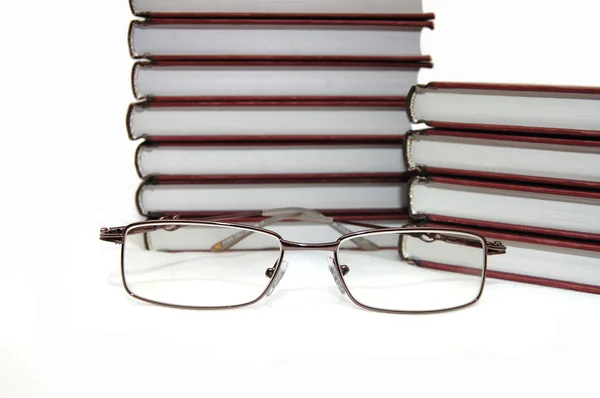 Gözlük hakkında kitaplar döşeme — Stok fotoğraf