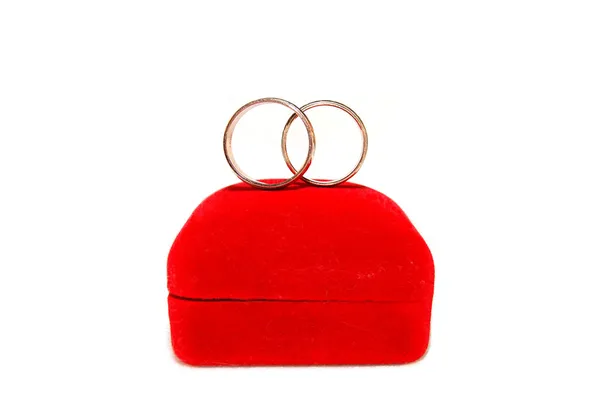 Dva snubní prsteny na červené polštář — Stock fotografie