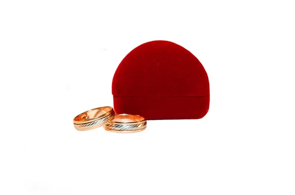 两个结婚戒指和红色的枕头 — 图库照片