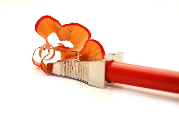 Lápiz rojo y sacapuntas con un afeitado — Foto de Stock