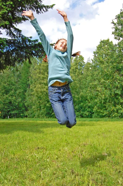 Saltando chica feliz — Foto de Stock