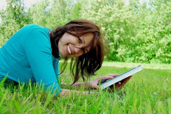 Donna posa su campo verde — Foto Stock